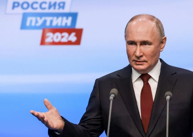 Владимир Путин уверенно побеждает на выборах президента России
