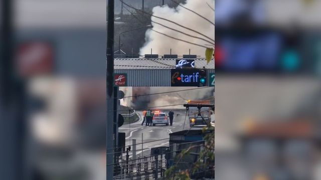 Un camion încărcat cu uree a luat foc pe Autostrada București-Constanța