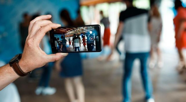 La Francia vieta i social ai minori di 15 anni