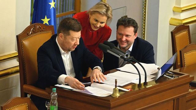 Zákony ke zrušení poplatků za ČT a ČRo představí vláda tento týden, řekl Okamura