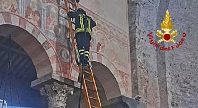 Un fulmine incendia una trave in una basilica di Pisa