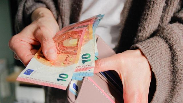 Curs oficial de schimb valutar, 9 iulie 2026: dolarul se scumpește cu trei bani, iar euro se ieftinește cu un ban