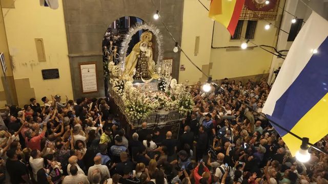 Multitudinaria procesión de la Virgen del Carmen en La Isleta