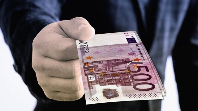 Задържаха мъж, предложил подкуп на полицай по време на разпит във Вършец