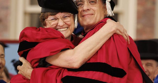 Díszdoktori címet kapott Karikó Katalin és Tom Hanks a Harvardon
