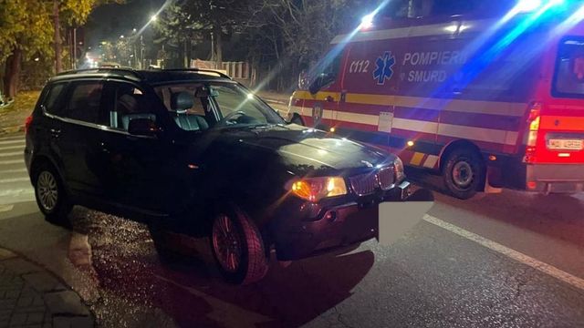 Accident grav în Botoșani: O femeie a fost lovită de o mașină pe trecerea de pietoni și a rămas blocată sub autoturism