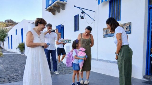 Riapre dopo oltre 20 anni la scuola a Ginostra, primo giorno in classe per Aysha