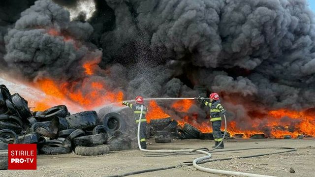 Incendiu puternic la un depozit de anvelope uzate din Tulcea. A fost emis un mesaj Ro-Alert din cauza degajărilor mari de fum