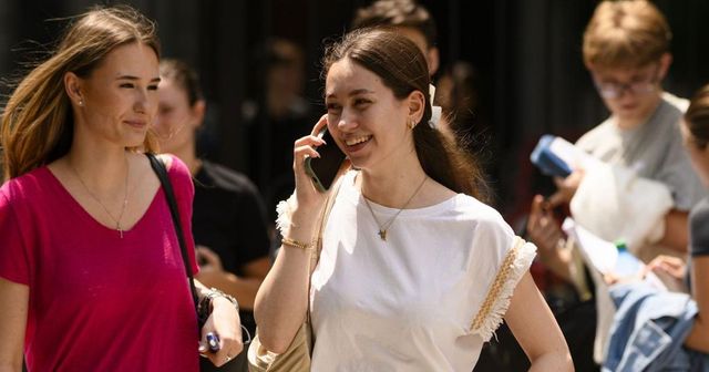 Elevii cu media 10 la Evaluarea Națională și Bacalaureat primesc bani de la Guvern