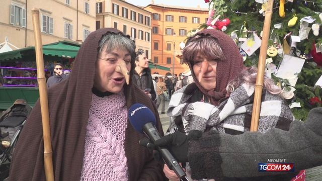 Roma, l’arrivo della befana in piazza Navona