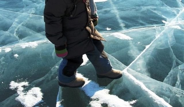 Gheața de pe râuri și lacuri devine periculoasă din cauza temperaturilor mai ridicate