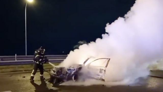 Un coche en sentido contrario en la M-45 en Madrid choca contra un VTC, deja dos heridos y arde