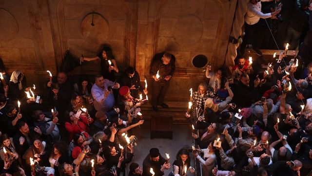 Благодатният огън от Йерусалим пристигна в България