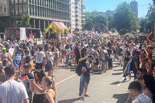 Milano Pride, migliaia in piazza contro le discriminazioni