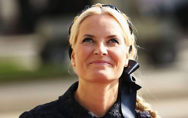 La nuova regina di Norvegia è Mette Marit, dalle nozze a Epstein