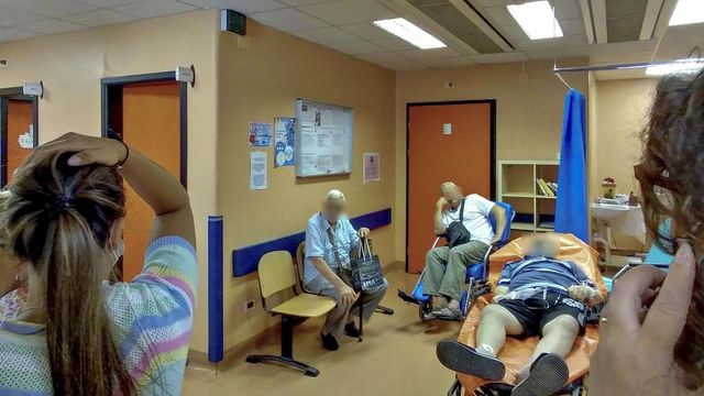 Sanità, anziani legati al letto in ospedale: scoppia il caso a Napoli