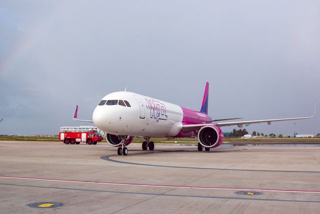 Zeci de pasageri Wizz Air nu au mai avut loc în avion la București – „Sunt pe drumuri, am și oul la mine”