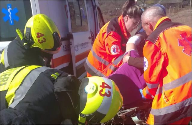 Un tânăr de 20 de ani, salvat după ce a rămas blocat într-un motocultor