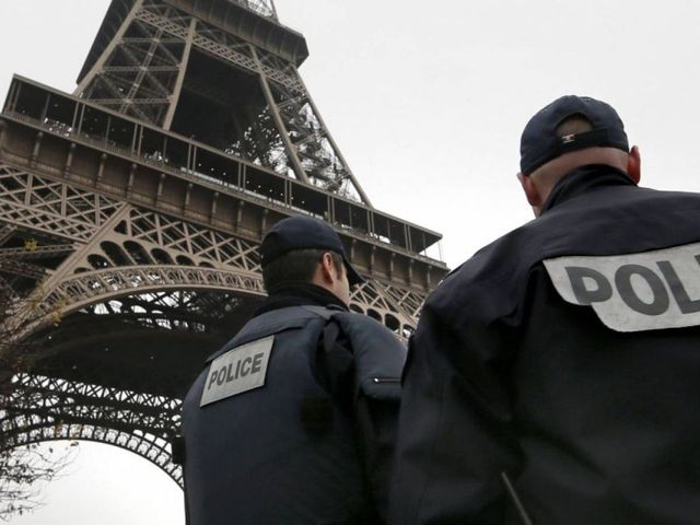 Urla 'Allah Akbar' e attacca passanti a Parigi, 1 morto