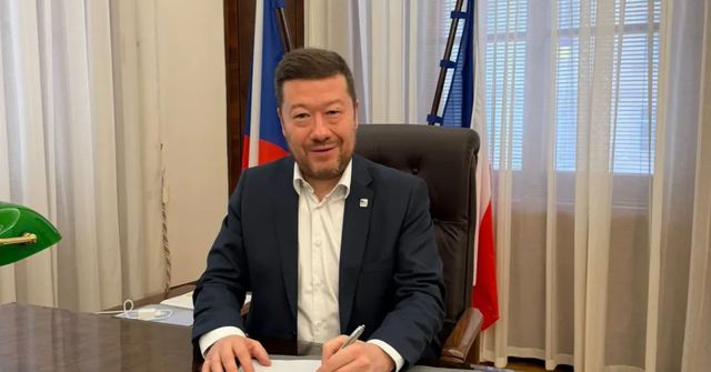 Okamura odstranil ze své kanceláře ve Sněmovně vlajku Evropské unie