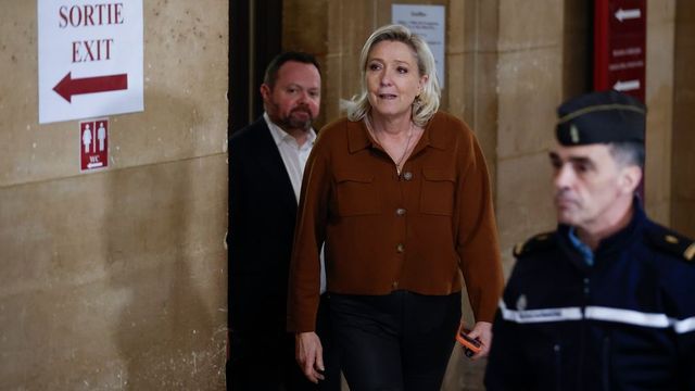 La Fiscalía francesa pide cinco años de inhabilitación para Le Pen, pero sin una aplicación inmediata