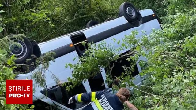 Un microbuz în care se aflau opt români a căzut într-o râpă, în Austria. Cinci femei, duse la spital