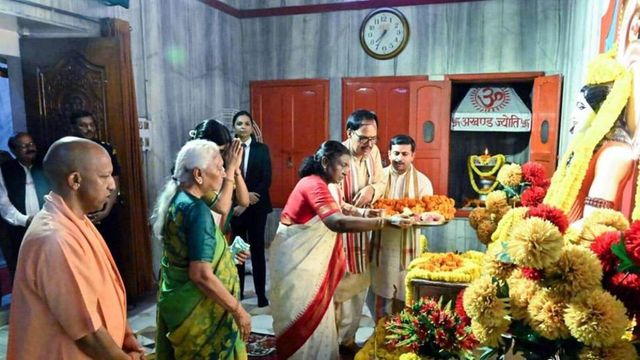 President Murmu offers prayers at Gorakhnath temple