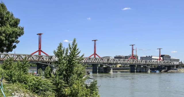 Elmenekült a rendőrök elől, a Dunába ugrott, pedig úszni sem tud