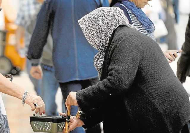 El riesgo de pobreza afecta a 6,6 millones de mujeres en España y a 5,9 millones de hombres