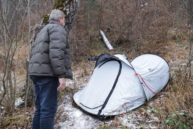 Polițiștii din Brașov au reușit să o găsească pe femeia care a locuit timp de trei luni într-un cort montat la marginea pădurii din Brașov
