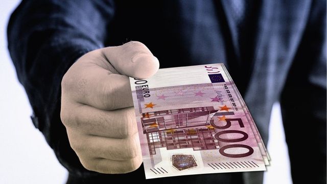 Задържаха двама данъчни, поискали подкуп от собственик на магазин в Черноморец