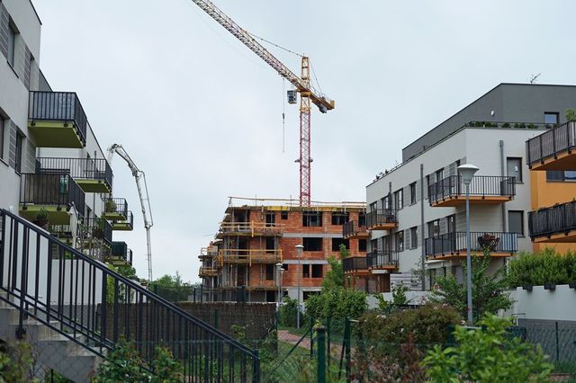 Central Group odkládá stavbu všech nových bytů, ceny materiálů jsou příliš vysoké, tvrdí