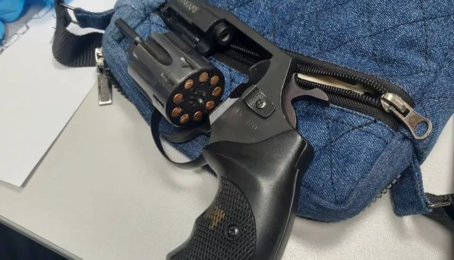 Armă și cartușe depistate la vama Sculeni