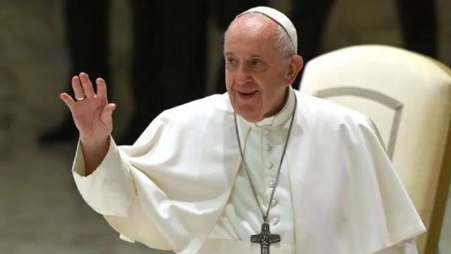 El papa Francisco firma la camiseta de Mateo, el niño asesinado en Mocejón y cumple el deseo de su madre