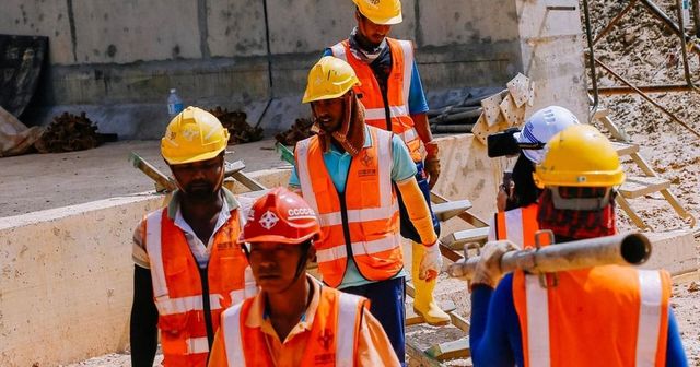 Angajații străini din România au trimis acasă aproape 1 miliard de euro în 2025! Țările care primesc cele mai mari sume