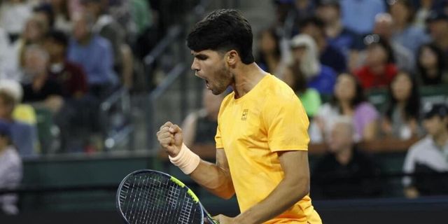 «Contro di me tutti Federer». Ironia Alcaraz (che a Indian Wells si salva per il rotto della cuffia)