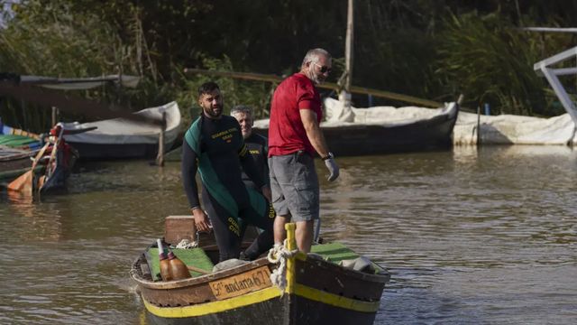 Pescadores y barqueros ayudan a los buceadores de la Guardia Civil a peinar La Albufera en busca de cadáveres