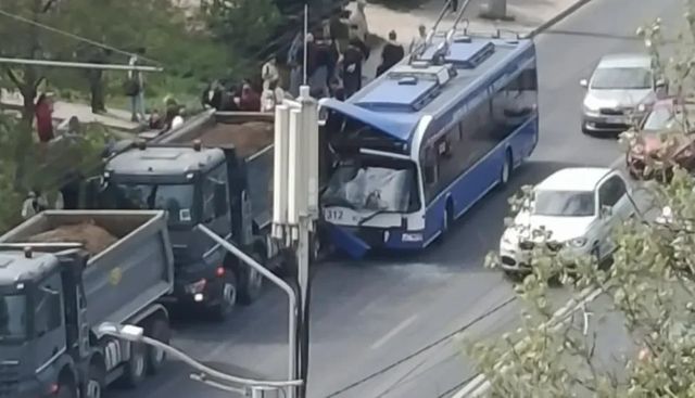 Accident grav pe strada Alba Iulia din capitală! Un troleibuz s-a ciocnit cu o autobasculantă