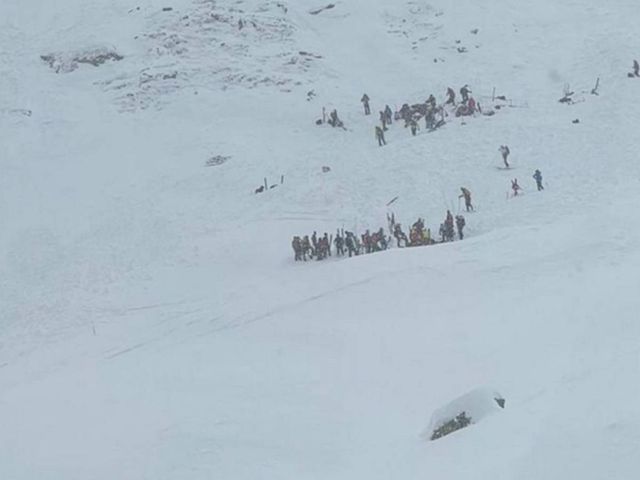 Valanga in Alto Adige travolge 10 persone, maxi operazione di soccorso