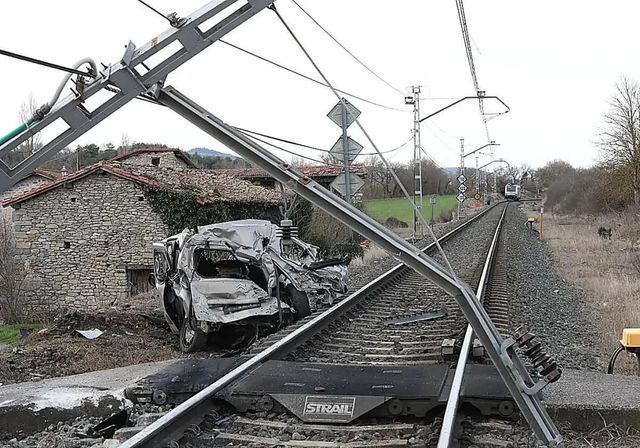 Muere el conductor de un turismo tras ser arrollado por una locomotora en la localidad alavesa de Aprikano