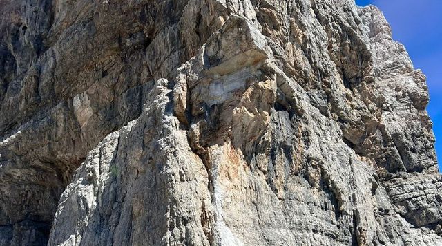 Sulle Dolomiti agordine si è staccato un pilastro della Moiazza