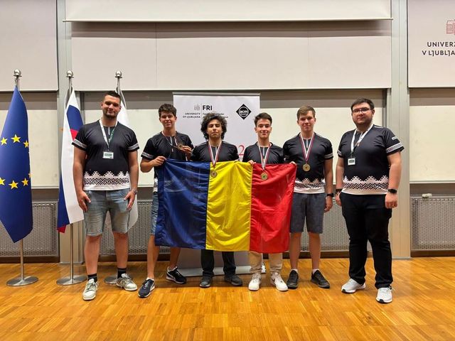 Trei medalii de aur și una de argint pentru România, la Olimpiada de Informatică a Europei Centrale