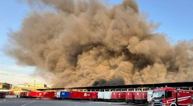 Incendio Bartolini a Milano, finestre chiuse nel raggio di 2 chilometri