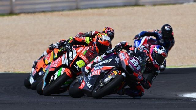 Senna Agius se lleva una accidentada carrera de Moto2 al sprint