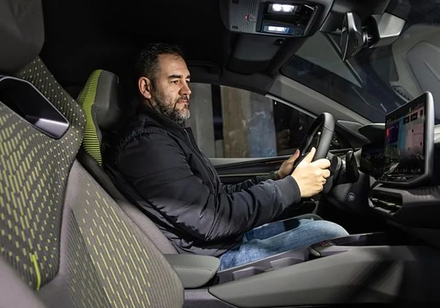 Cupra lanza el eléctrico Raval, al que fía el futuro de la compañía