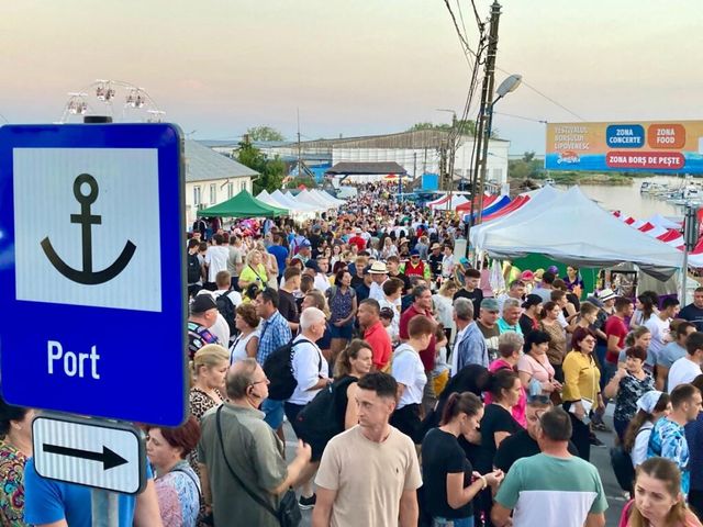 Sute de turiști au ajuns la un Festival al Borșului Lipovenesc care nu exista, după ce au fost păcăliți de ChatGPT și agenții de turism