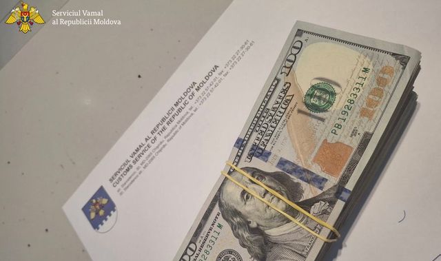 Doi nerezidenți, reținuți pe Aeroportul Chișinău cu peste 50 000 de euro nedeclarați