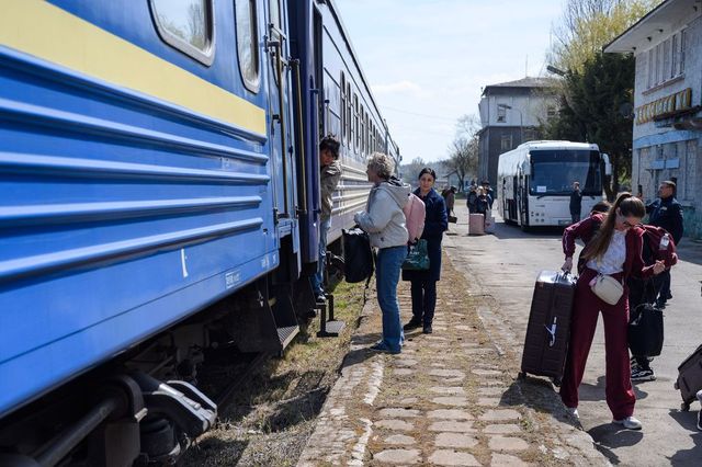 Ucrainenii au ajuns la Revaca, cu trenul, iar de acolo spre Aeroport cu autocarul, fiind prima cursă de test