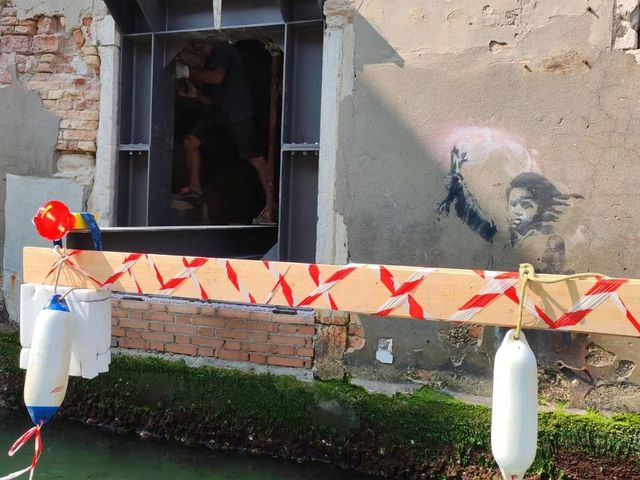 Staccato nella notte The Migrant Child di Banksy a Venezia