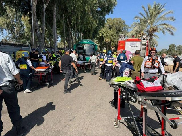 Camion contro passanti alla fermata di un bus a Tel Aviv, oltre 40 feriti